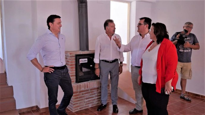 El presidente de la Diputación de Almería, Javier Aureliano García, junto al alcalde de Alcudia de Monteagud, Juan Manuel Sánchez, durante la visita al nuevo alojamiento turístico.