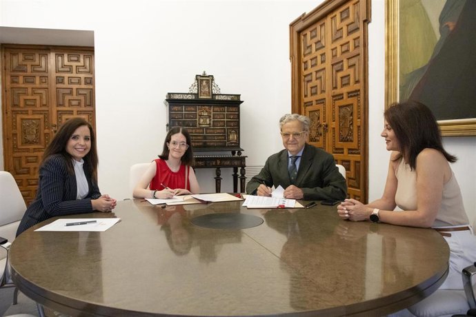 Firma del acuerdo con la Asociación Cuenta Conmigo de Rute.