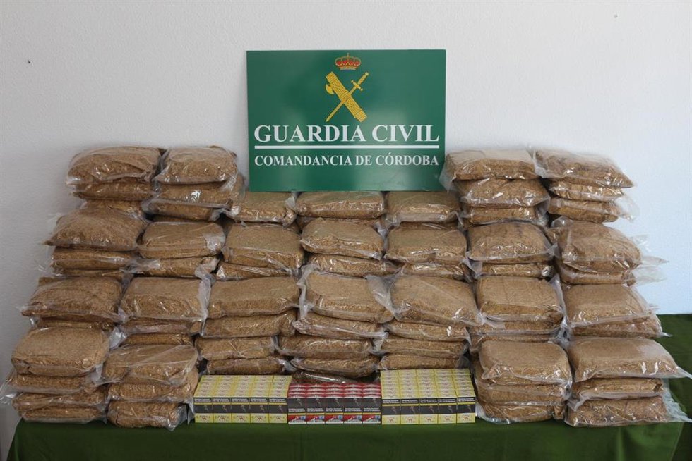 Tabaco de liar y cajetillas incautadas.