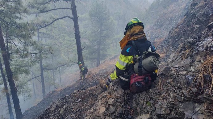Archivo - Equipos de la EIRIF del Gobierno de Canarias combatiendo el fuego del conato de incendio forestal de La Palma en la Caldera de Taburiente