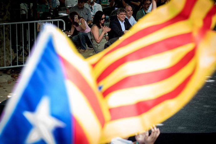 Puigdemont amb la seva dona abans del discurs