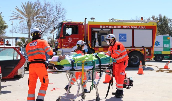 Evacuado al hospital con quemaduras por un incendio en una vivienda de Vélez Málaga.