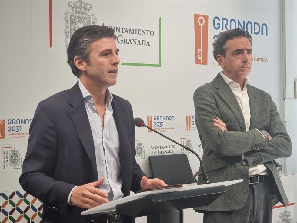 Archivo - El portavoz del gobierno local de Granada, Jorge Saavedra, interviene en un acto, junto al concejal de Urbanismo, Enrique Catalina.