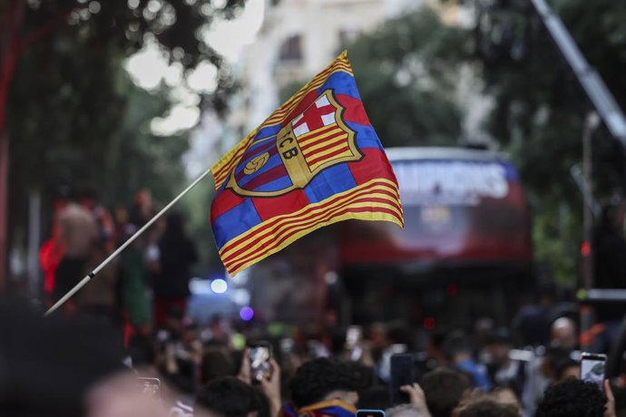 Archivo - Detail of a FC Barcelona flag during the parade onboard a bus during the celebration of the Rua for the title of Spanish league, La Liga EA Sports, through the streets of Barcelona on May 16, 2025 in Barcelona, Spain.