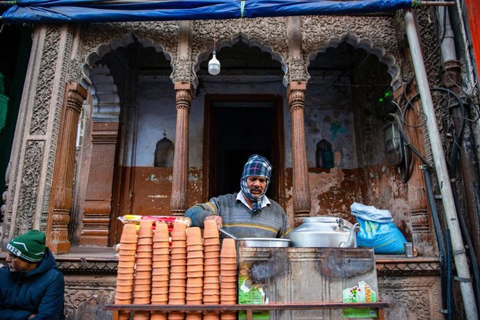 Archivo - December 14, 2022, Haridwar, Uttarakhand, India: A man seen preparing tea during a cold winter morning at Har ki Pauri. Haridwar city Situated along the holy Ganga, Haridwar is famous for its temples and Ghats where pilgrims bathe to relieve the