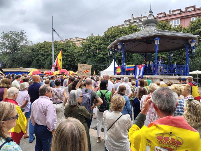 Decenas de personas se concentran en Santander para pedir "democráticamente" la dimisión de Pedro Sánchez