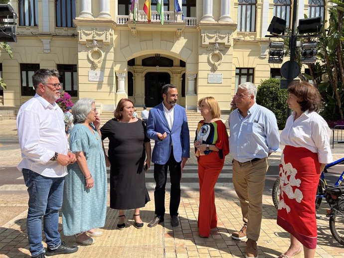 Concejales socialistas en el Ayuntamiento de Málaga, con su portavoz al frente.
