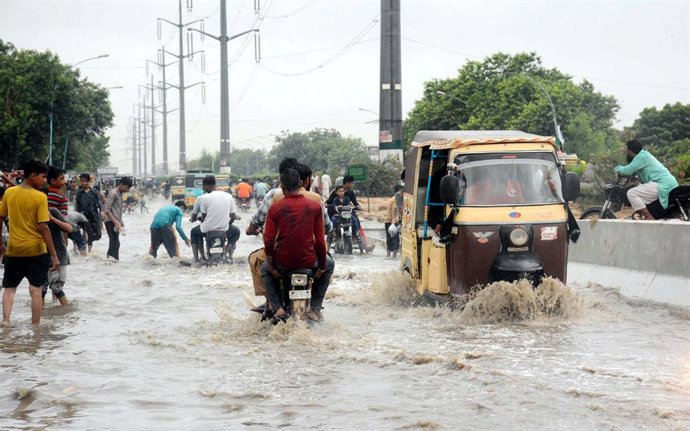 Archivo - 08 August 2020, Pakistan, Karachi: Commuters wade through the flood waters after monsoon rains hit different parts of the Pakistan. Photo: -/PPI via ZUMA Wire/dpa