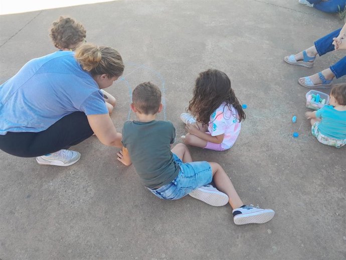 Imagen de los juegos intergeneracionales del proyecto 'Al corro de la tradición' en Garrafe de Torío (León)