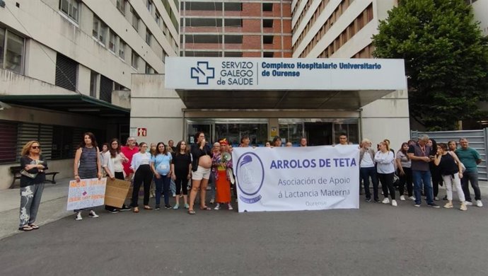 Concentración ante el Hospital de Ourense convocada por la asociación Arrolos de Teta contra el traslado "deprisa y corriendo" del paritorio.