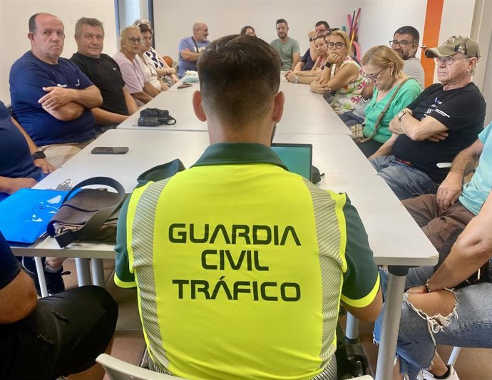 Agente de la Guardia Civil participa en una jornada formativa sobre seguridad vial con los voluntarios de la 'Marxa des Güell a Lluc a peu'.