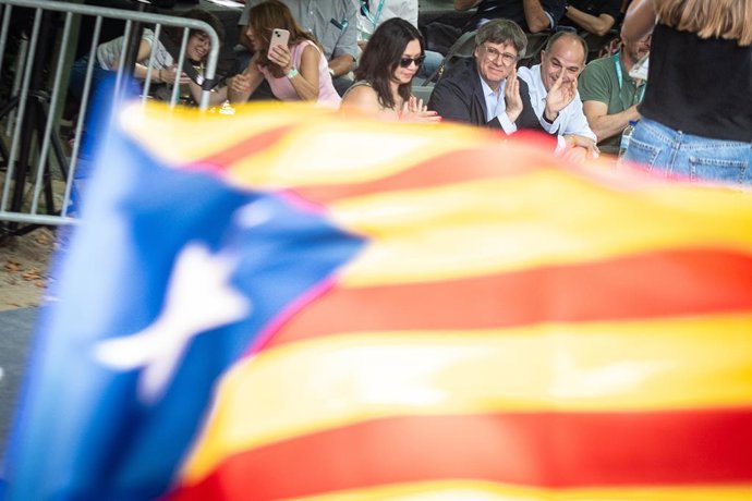 El president de Junts, Carles Puigdemont, amb la seva esposa durant la celebració de Junts