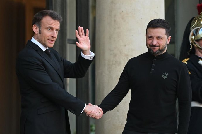 Archivo - Emmanuel Macron y Volodimir Zelenski 