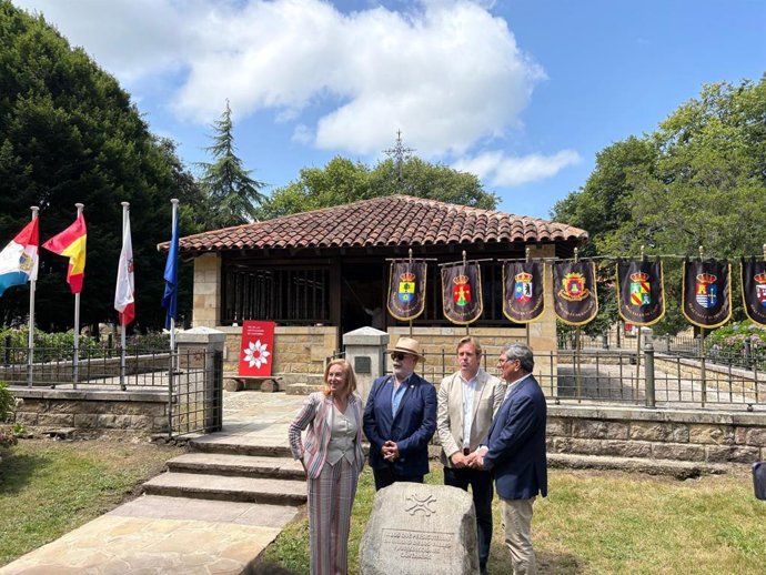 La presidenta del Parlamento entrega la bandera de Cantabria al alcalde de Reocín