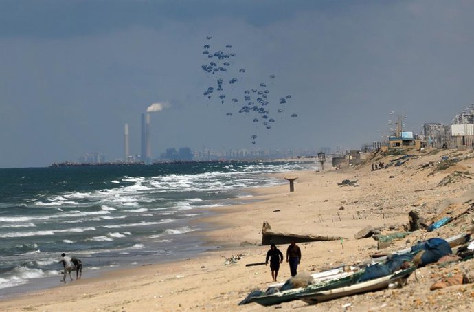 Archivo - March 25, 2024, Gaza City, Gaza Strip, Palestinian Territory: Military transport aircraft drop humanitarian aid on the Gaza Strip, west of Gaza City.