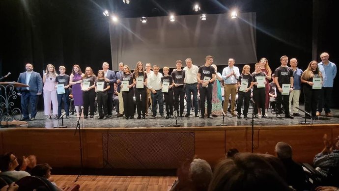 Reyes clausura el Taller Provincial de Música, que se celebra anualmente en Baeza, con la entrega de diplomas a los 80 jóvenes participantes.