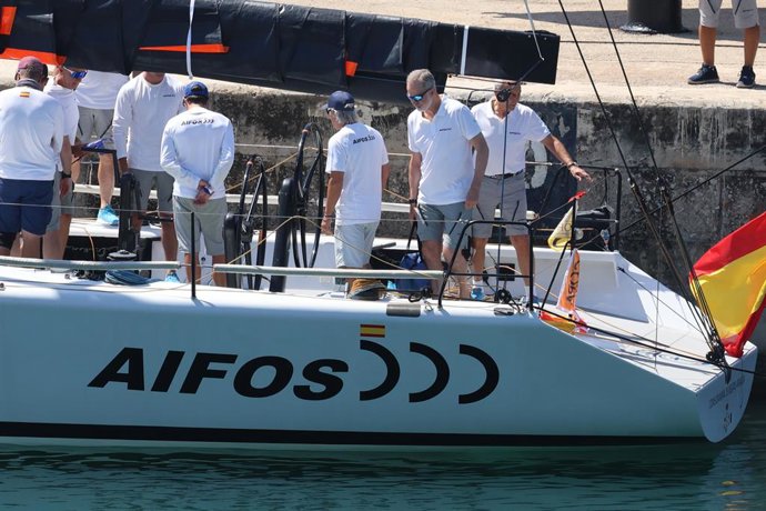 El Rey Felipe VI embarca "Aifos"  a 27 de Julio de 2025 en Mallorca (España).