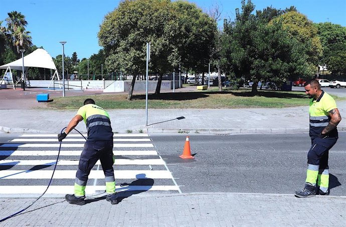 Repintado de pasos de peatones y mejora de la señalización vertical en la barriada de La Granja en Jerez de la Frontera.