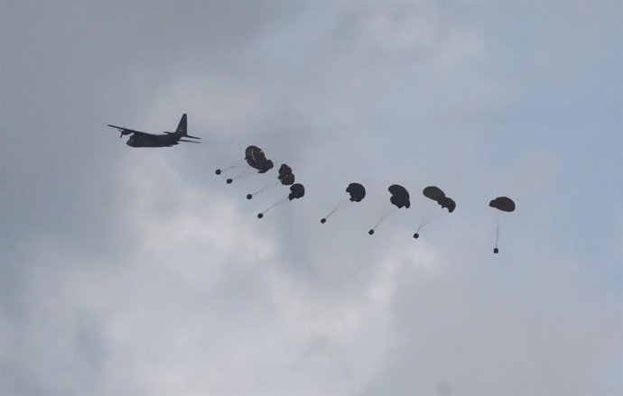 Archivo - Arquivo - 22 de março de 2024, Dair El-Balah, Faixa de Gaza, Território Palestino: Pacotes de ajuda humanitária são vistos aterrissando com a ajuda de paraquedas após serem lançados de um avião enquanto os ataques israelenses continuam na Cidade