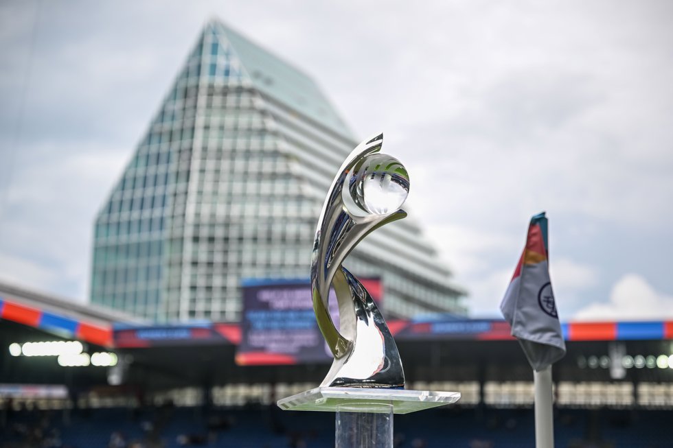 El trofeo de la Eurocopa femenina en el Estadio St.Jakob-Park de Basilea