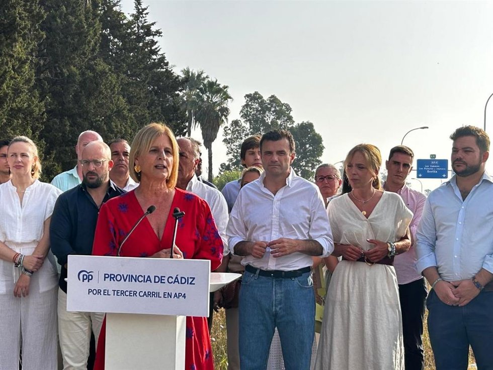 Archivo - La alcaldesa de Jerez, María José García-Pelayo, junto a Bruno García, presidente del PP de Cádiz, y Almudena Martínez, presidenta de la Diputación de Cádiz, reclamando el tercer carril de la AP-4.