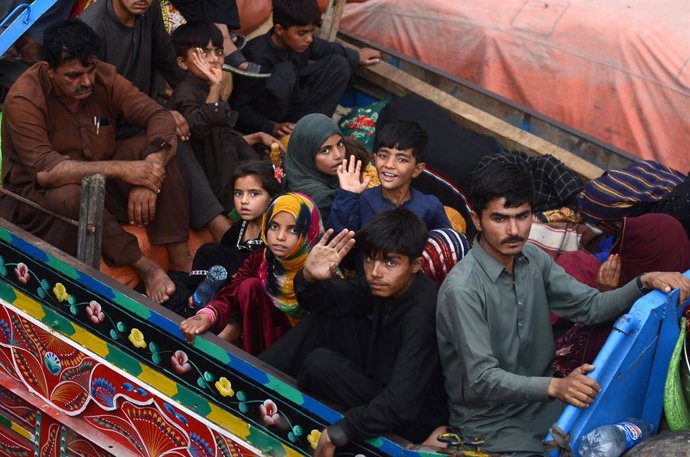 Archivo - April 9, 2025, Peshawar, Pakistan: Afghan refugees board a truck to be sent back to Afghanistan following their arrest by the police. This scene was witnessed at the Torkham border, Pakistan, on 08 April 2025. Around 800,000 Afghan citizens in P