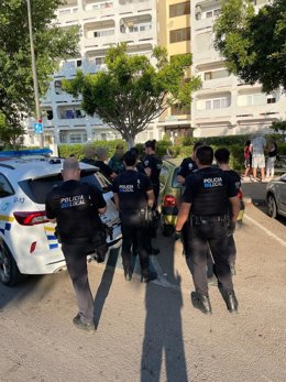 Agentes de la Policía Local de Alcúdia y la Guardia Civil con el hombre denunciado.
