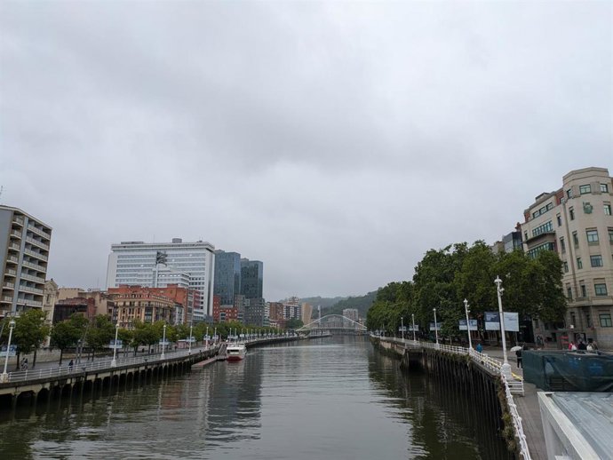 Archivo - Nubes y lluvia en Bilbao