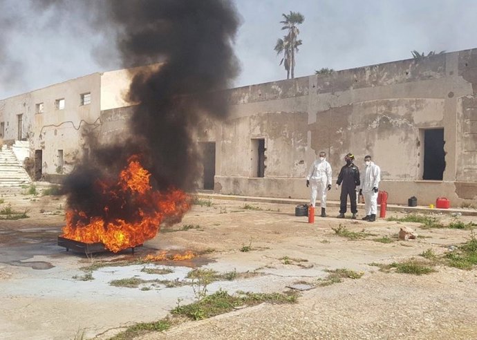 Bomberos de Melilla haciendo uno de sus prácticas con fuego real.