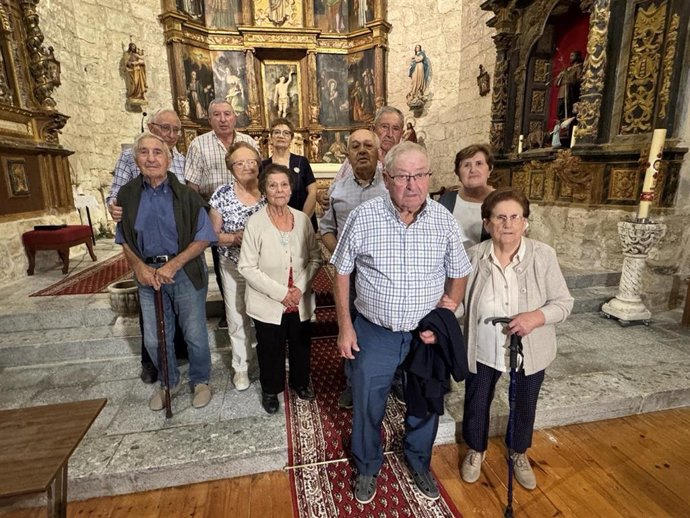 Imagen de algunas personas mayores de Villaco (Valladolid)