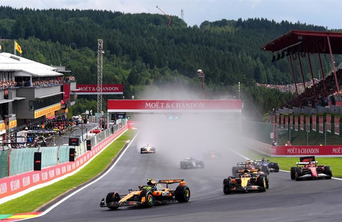 27 July 2025, Belgium, Stavelot: British Formula One driver Lando Norris of team McLaren, leads the race with team-mate Oscar Piastri during the Belgian Grand Prix at Circuit de Spa-Francorchamps. Photo: Bradley Collyer/PA Wire/dpa