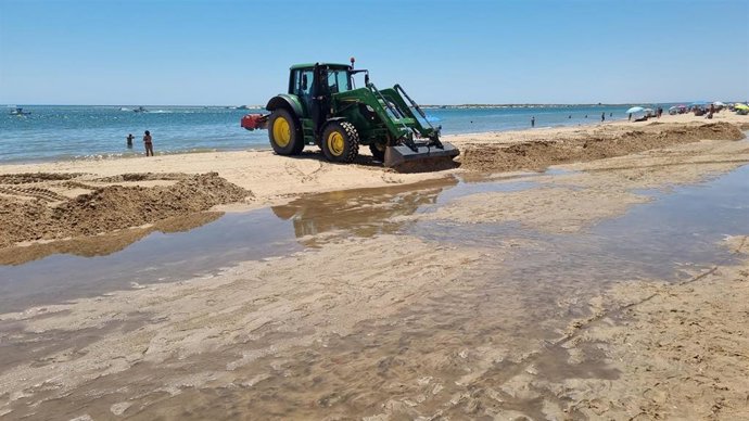 Operario trabajando en la fugra de un colector en el límite entre El Portil y Nuevo Portil.