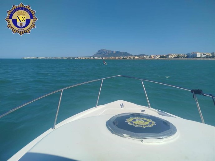 Embarcación de la Policía Local de Dénia rescata a dos niños pequeños mar adentro sobre una tabla hinchable