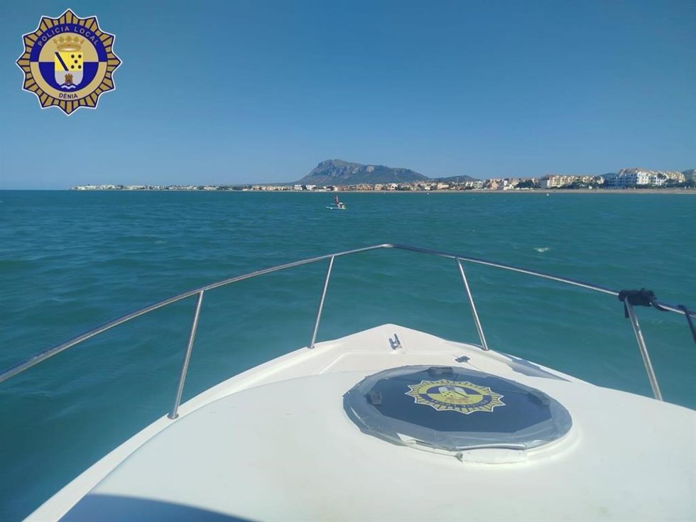 Embarcación de la Policía Local de Dénia rescata a dos niños pequeños mar adentro sobre una tabla hinchable