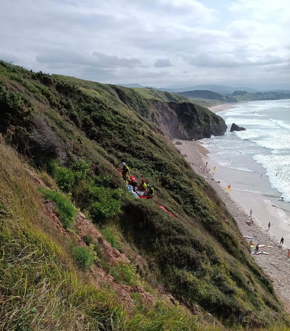 Rescatado un parapentista francés que impactó contra el acantilado de la playa de Gerra y sufrió varias fracturas