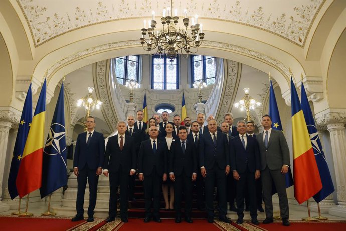 Archivo - BUCHAREST, June 23, 2025  -- Romanian President Nicusor Dan (C, Front) poses with members of the new government headed by Prime Minister Ilie Bolojan (3rd L, Front) after a swearing-in ceremony at the Cotroceni presidential palace in Bucharest, 