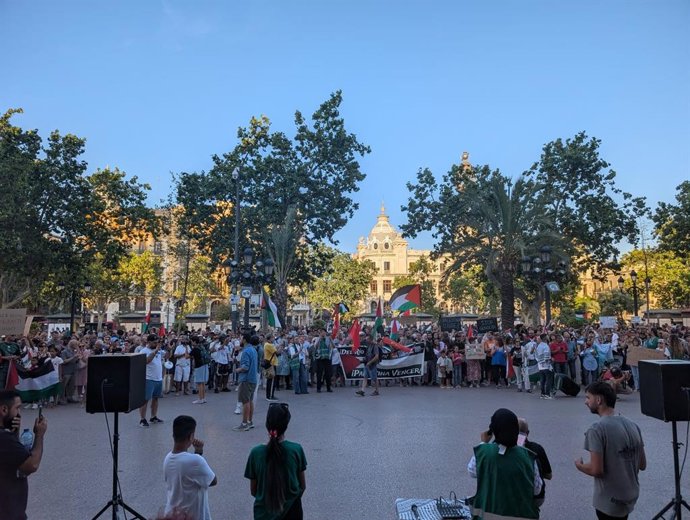 Una concentración en la plaza del Ayuntamiento de València ha exigido este domingo "el fin al holocauso alimentario en Gaza y al genocidio"