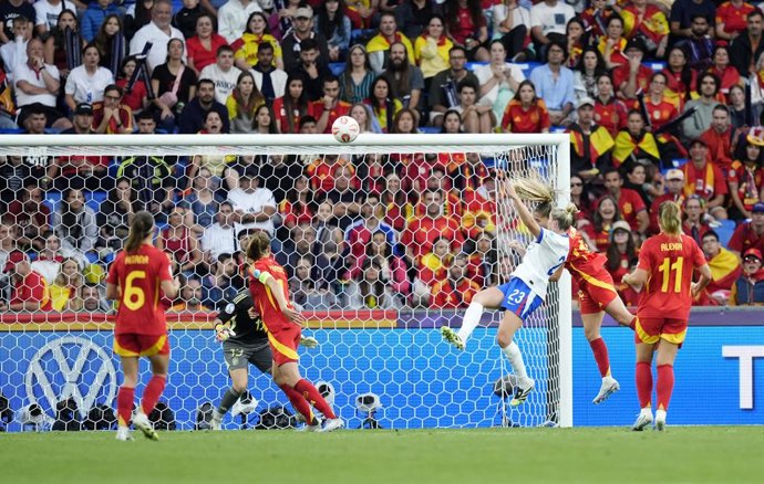 27 July 2025, Switzerland, Basel: England's Alessia Russo scores their side's first goal during the UEFA Women's Euro 2025 Final soccer match between England and Spain at St. Jakob-Park. Photo: Nick Potts/PA Wire/dpa