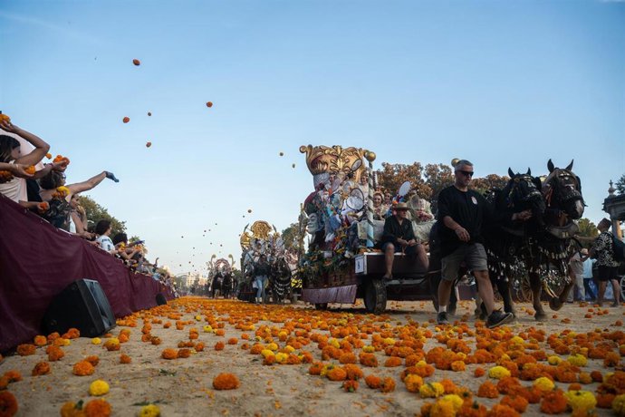 Una Batalla de Flores con guiño a la solidaridad de la dana llena la Alameda de color, "alegría y buen ambiente"