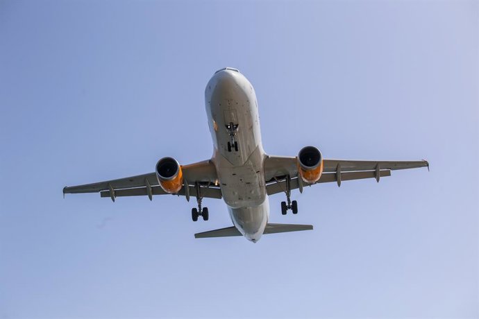 Archivo - August 15, 2023, Tías, Canary Islands, Spain: Tías, Spain, 15th August, 2023: A Vueling plane about to land at Lanzarote Airport during daily routine in Lanzarote, Spain, on August 15, 2023.
