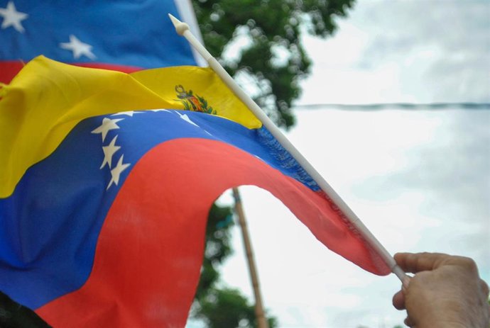 Archivo - Bandera de Venezuela en una manifestación antigubernamental en Maracaibo (Venezuela) (archivo) 