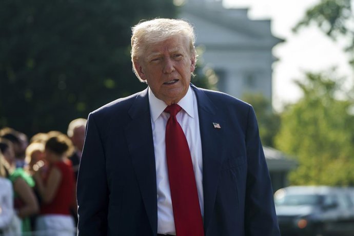 25 de julho de 2025, Washington, Distrito de Columbia, EUA: O presidente dos Estados Unidos, Donald J. Trump, sai da Casa Branca, Washington, DC, EUA, em 25 de julho de 2025. O Presidente Trump deve visitar a Escócia em uma visita de 4 dias, onde deve vis