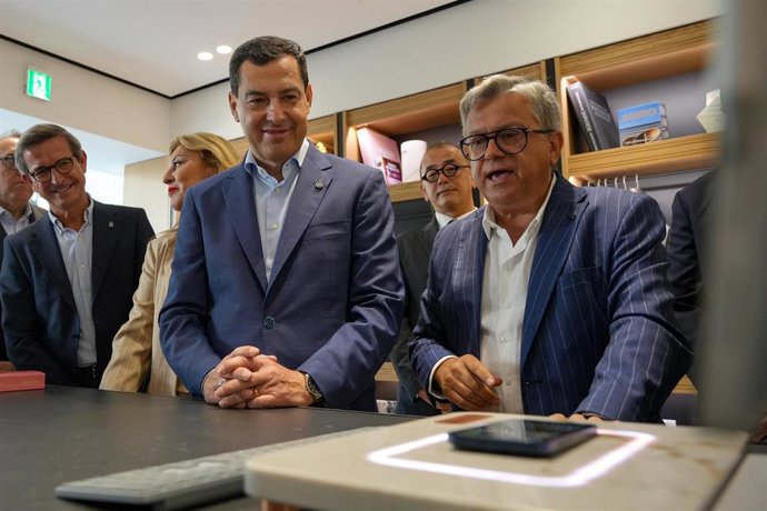 El presidente de la Junta de Andalucía, Juanma Moreno, visita la sede de Cosentino en Tokio en la primera jornada de su viaje oficial a Japón