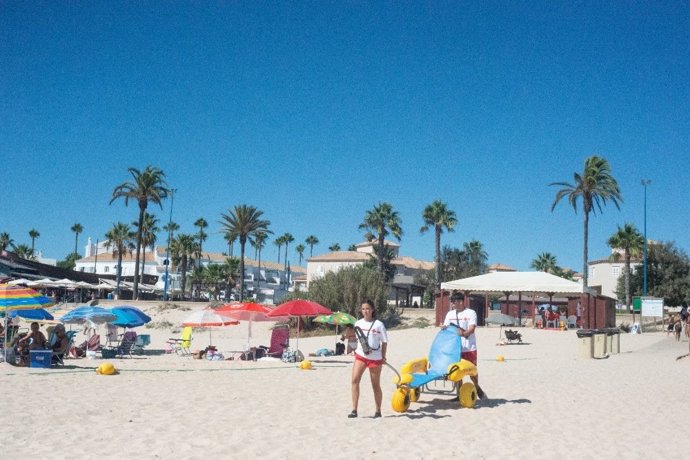 Archivo - Cruz Roja inicia la temporada de verano este sábado con presencia en 201 playas y un equipo de 1.500 profesionales