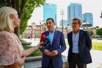 Moreno aspira a recuperar las cifras de turistas de Japón previas al Covid y negocia un vuelo directo con Andalucía