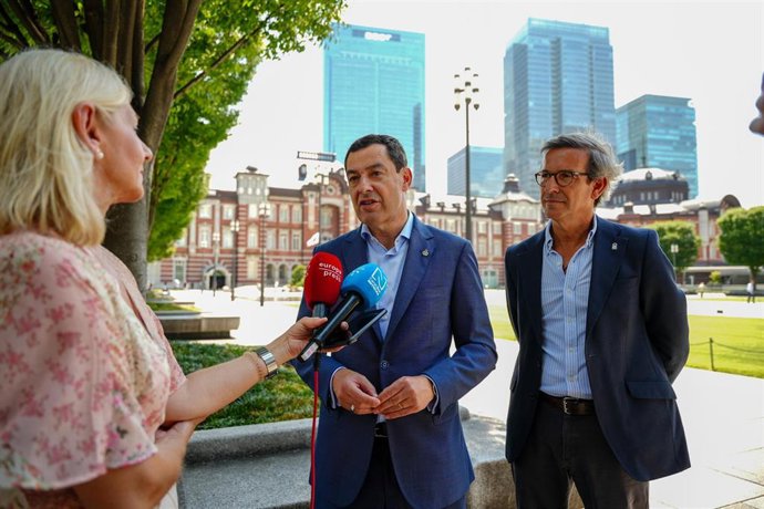 El presidente de la Junta de Andalucía, Juanma Moreno, atiende a los medios junto al consejero de Industria, Jorge Paradela, tras visitar la sede de Cosentino en Tokio en la primera jornada de su viaje oficial a Japón