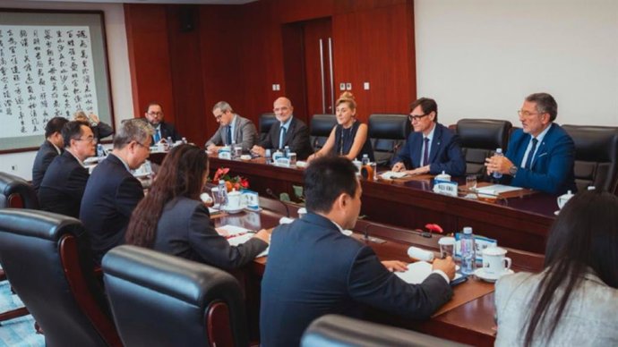 Reunió a la Xina del president de la Generalitat, Salvador Illa, junt amb els consellers Sàmper i Duch amb el Consell Xinès per a la Promoció del Comerç Internacional