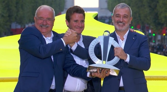 El alcalde de Barcelona, Jaume Collboni, recoge en París el testigo del Tour de Francia, del cual Barcelona acogerá su salida en 2026