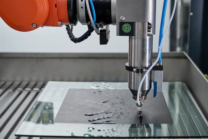 World first HydroPlasma: Gentle, intensive and efficient removal of stubborn residues, like salt, oil, fingerprints, on glass,  metal and plastic surfaces. (Copyright: Plasmatreat GmbH)