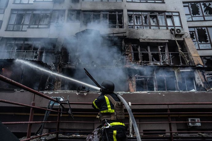 21 de julho de 2025, Kiev, Ucrânia: Um bombeiro ucraniano apaga o fogo em um bloco de apartamentos danificado por um ataque de drones durante a noite.